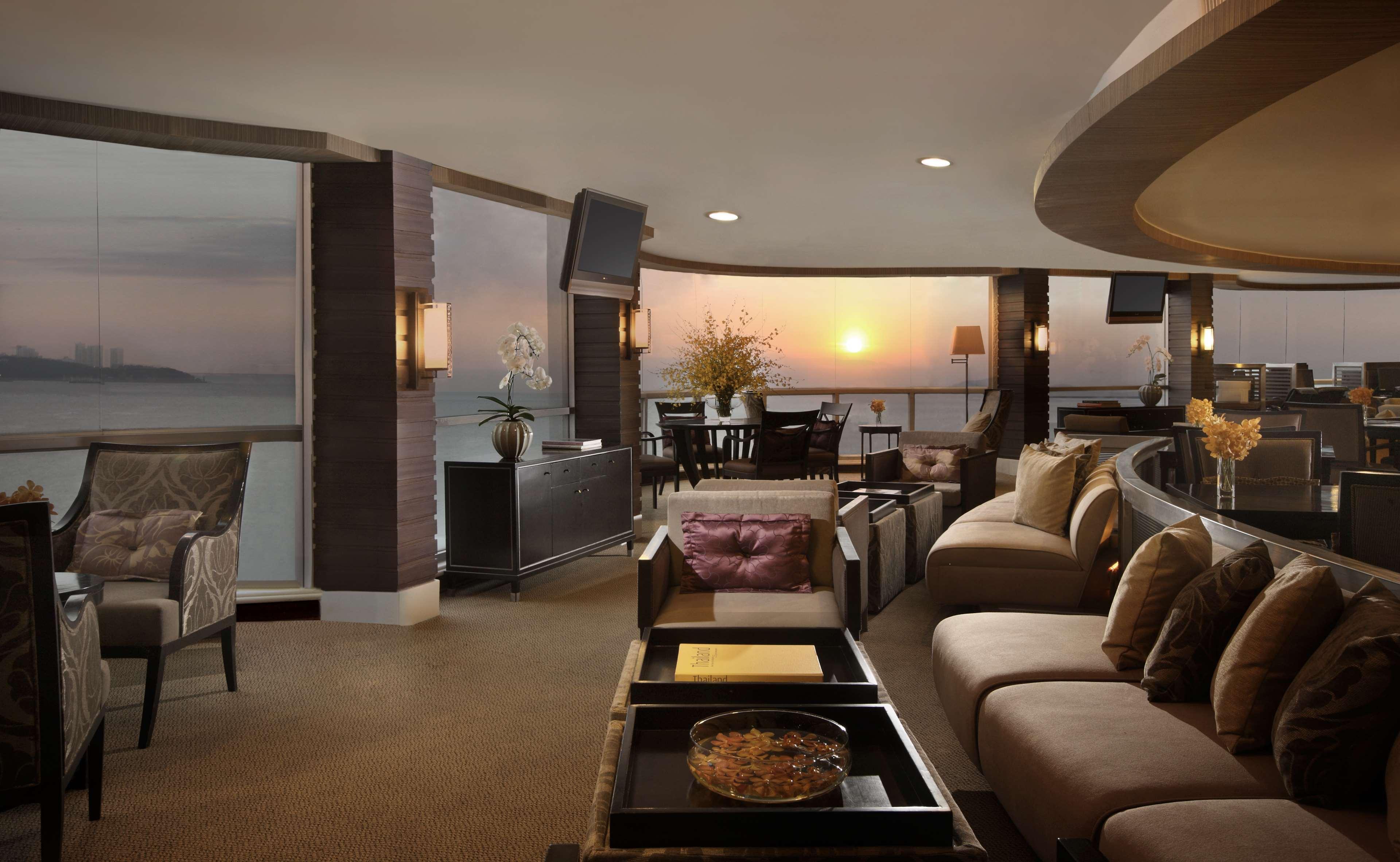 Dusit Thani Патая Интериор снимка The interior of a suite at the Mandarin Oriental, Hong Kong