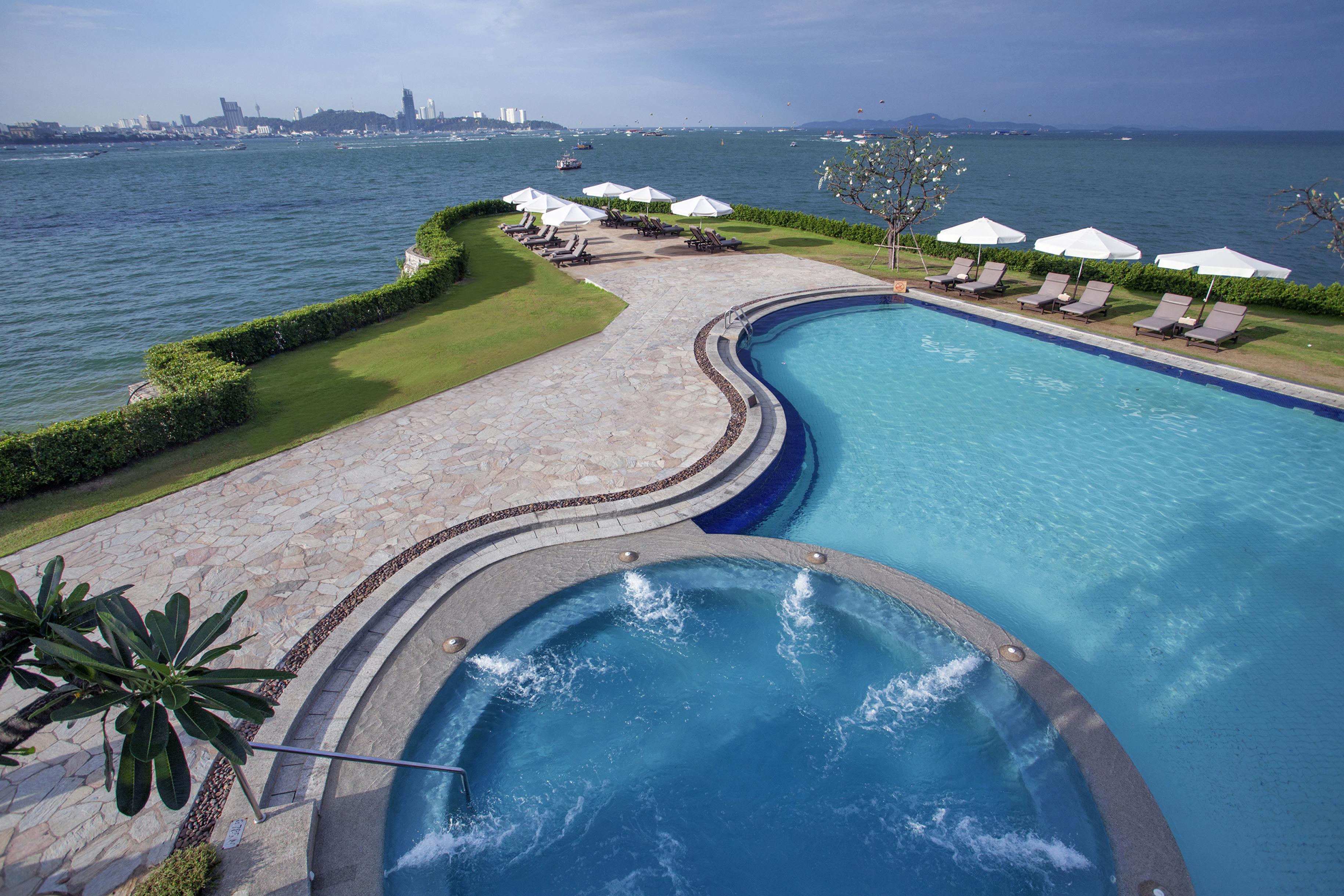 Dusit Thani Патая Екстериор снимка The swimming pool at The Oberoi, Mumbai