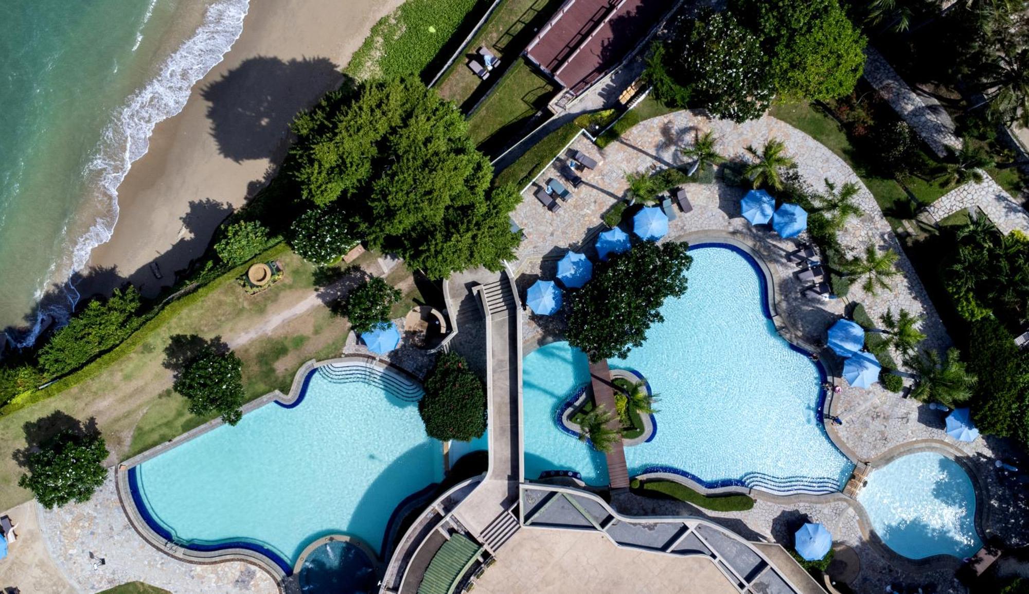 Dusit Thani Патая Екстериор снимка Aerial view of the pool