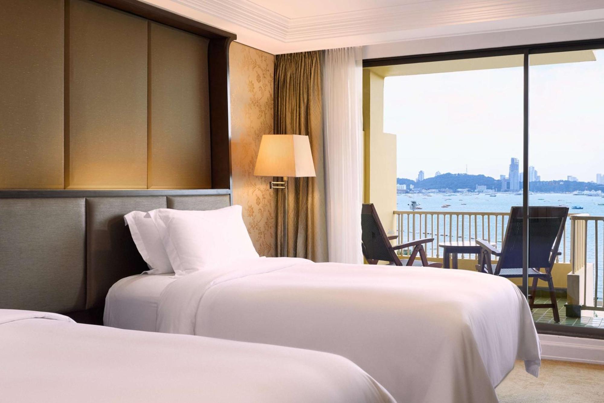 Dusit Thani Патая Екстериор снимка Deluxe Room
